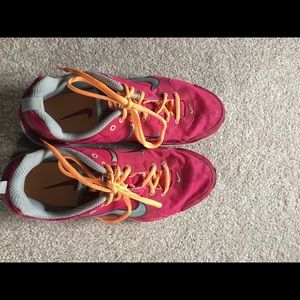 Women’s tennis shoe